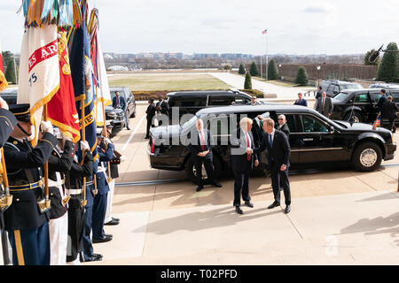 Präsident Donald J. Trumpf ist im Pentagon durch Verteidigungsminister Patrick Shanahan Freitag, März 15, 2019, wo Präsident Trumpf ein Treffen mit der nationalen Sicherheit Beamte an das Pentagon in Arlington, Va Personen: Präsident Donald Trump begrüßt Stockfoto