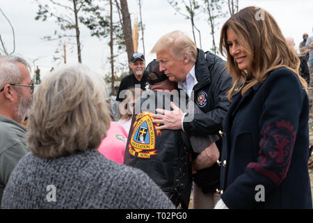 Präsident Donald J. Trumpf umfasst Bewohner während seines Besuchs mit First Lady Melania Trump zu einer Nachbarschaft durch SundayÕs Tornado Freitag, März 8, 2019, in Auburn, Ala Personen: Präsident Donald Trump Stockfoto