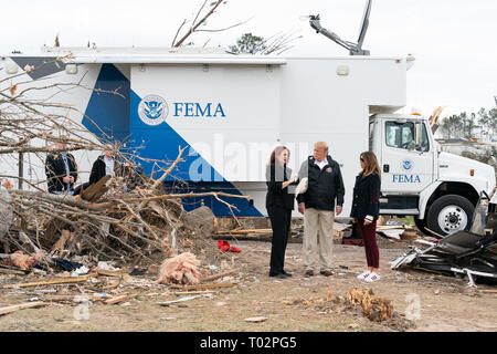 Präsident Donald J. Trumpf und die erste Dame Melania Trump erhalten ein Briefing von Katherine Carson, Direktor des Lee County Emergency Management Agency, auf die Schäden, die durch SundayÕs verheerenden Tornado verursacht Freitag, März 8, 2019, in Auburn, Ala Personen: Präsident Donald Trump, Melania Trump Stockfoto