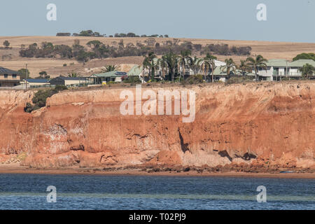 Ardrossan South Australia, 17. März 2019. Die hoch aufragenden roten Felsen in der Nähe von Ardrossan auf Gulf Saint Vincent gebadet in schöner Morgen Sonnenschein Credit: Amer ghazzal/Alamy leben Nachrichten Stockfoto