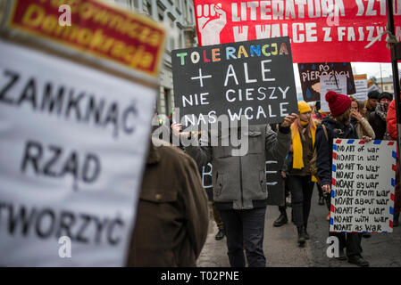 Warschau, Polen. 16. März 2019. Die Demonstranten Plakate gesehen, während die Anti Rassismus Tag Streik in Warschau. Hunderte von Menschen haben einen Marsch gegen die Zunahme des Rassismus verbunden, ganz rechts und Faschismus in Warschau. Die Demonstration war ein Teil des globalen Antirassismus Tag. Credit: SOPA Images Limited/Alamy leben Nachrichten Stockfoto