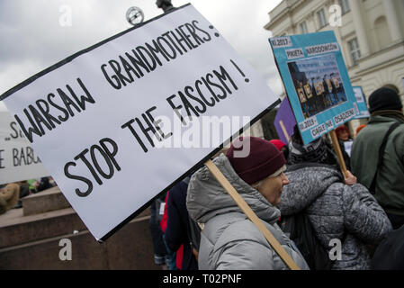 Warschau, Polen. 16. März 2019. Die Demonstranten Plakate gesehen, während die Anti Rassismus Tag Streik in Warschau. Hunderte von Menschen haben einen Marsch gegen die Zunahme des Rassismus verbunden, ganz rechts und Faschismus in Warschau. Die Demonstration war ein Teil des globalen Antirassismus Tag. Credit: SOPA Images Limited/Alamy leben Nachrichten Stockfoto