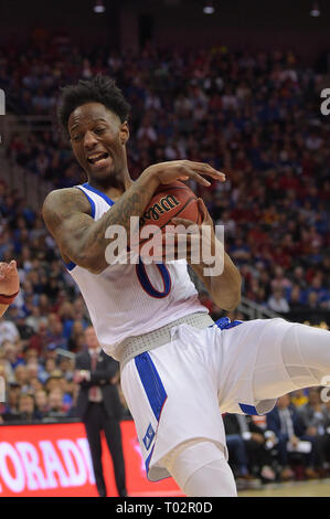 Kansas City, Missouri, USA. 16 Mär, 2019. Kansas Jayhawks Schutz Marcus Garrett (0) sichert einen Rückstoß während der Phillips 66 grosse 12 Men's Basketball Championship Game zwischen den Kansas Jayhawks und der Iowa State Wirbelstürme an der Sprint Center in Kansas City, Missouri. Kendall Shaw/CSM/Alamy leben Nachrichten Stockfoto