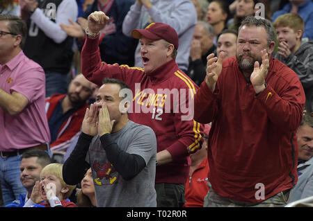 Kansas City, Missouri, USA. 16 Mär, 2019. Iowa Zustand-Wirbelstürme Fans reagieren auf die Bemühung Wirbelstürme auf dem Boden während der Phillips 66 grosse 12 Men's Basketball Championship Game zwischen den Kansas Jayhawks und der Iowa State Wirbelstürme an der Sprint Center in Kansas City, Missouri. Kendall Shaw/CSM/Alamy leben Nachrichten Stockfoto