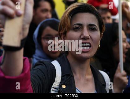 Athen, Griechenland. 16 Mär, 2019. Eine Frau beteiligt sich an einer Demonstration gegen Rassismus und Faschismus in Athen, Griechenland, am 16. März 2019. Griechische Bürger, Migranten und Flüchtlinge auf den Straßen von Athen am Samstag gegen Rassismus und Faschismus im Hinblick auf den Internationalen Tag für die Beseitigung der Rassendiskriminierung, der jährlich am 21. März gefeiert wird, zu protestieren. Credit: Marios Lolos/Xinhua/Alamy leben Nachrichten Stockfoto