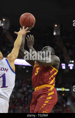 Kansas City, Missouri, USA. 16 Mär, 2019. Iowa Zustand-Wirbelstürme guard Marial Shayok (3) Laufwerke an den Korb während der Phillips 66 grosse 12 Men's Basketball Championship Game zwischen den Kansas Jayhawks und der Iowa State Wirbelstürme an der Sprint Center in Kansas City, Missouri. Kendall Shaw/CSM/Alamy leben Nachrichten Stockfoto