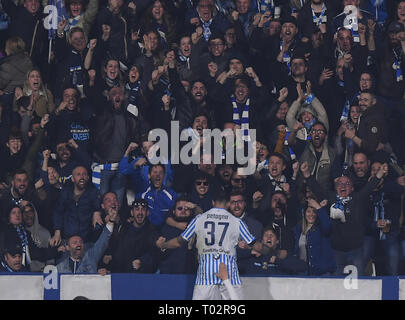 Ferrara, Italien. 16 Mär, 2019. Die Spal Andrea Petagna feiert sein Ziel mit Anhänger während einer Serie ein Fußballspiel zwischen Spal und Roma in Ferrara, Italien, 16. März 2019. Spal gewann 2-1. (Xinhua / Alberto Lingria) Credit: Alberto Lingria/Xinhua/Alamy leben Nachrichten Stockfoto