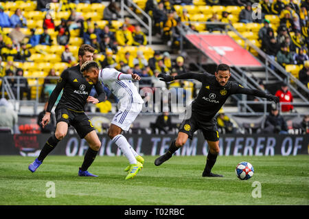 Samstag, 16. März 2019: FC Dallas vorwärts Jesus Ferreira (27) mit Columbus Crew SC Mittelfeldspieler Artur (8) in der zweiten Hälfte der Partie zwischen FC Dallas und Columbus Crew SC an MAPFRE Stadium, in Columbus, OH. Pflichtfeld Foto: Dorn Byg/Cal Sport Media. Columbus Crew SC 1 - FC Dallas 0 Stockfoto