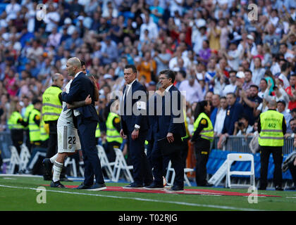 Madrid, Spanien. 16. März 2019. Real Madrid CF Isco Alarcon und Real Madrid CF Zinedine Zidane gesehen werden, die während der spanischen La Liga Match Runde 28 zwischen Real Madrid und RC Celta Vigo im Santiago Bernabeu in Madrid. (Endstand; Real Madrid 2:0 Celta Vigo) Credit: SOPA Images Limited/Alamy leben Nachrichten Stockfoto