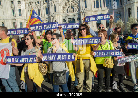 Madrid, Spanien. 16. März 2019. Tausende von Menschen in Madrid protestierten in Unterstützung der Unabhängigkeit der Catalonya und fordern Freiheit für die politischen Gefangenen. Im Bild Leute mit Plakaten, die sagen, "Es gibt keine Gerechtigkeit" Credit: Lora Grigorova/Alamy leben Nachrichten Stockfoto