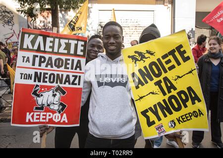 Athen, Griechenland. 16. März 2019. Eine Demonstrantin gesehen Plakate während der Demonstration. Tausende von Menschen fand in einem Protest während der Internationale Tag gegen Rassismus und Faschismus in Athen. Credit: SOPA Images Limited/Alamy leben Nachrichten Stockfoto