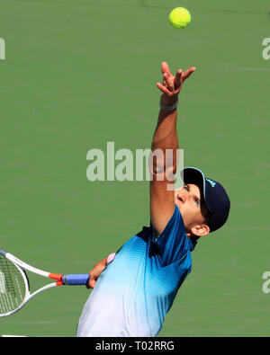 Kalifornien, USA. 16 Mär, 2019. Österreichs Dominic Thiem dient zur Kanadas Milos Raonic während der Männer singles im Halbfinale an der BNP Paribas Open Tennis Turnier in Kalifornien, USA, 16. März 2019. Dominic Thiem gewann 2-1 und in abschließenden erweitert. Credit: Li Ying/Xinhua/Alamy leben Nachrichten Stockfoto