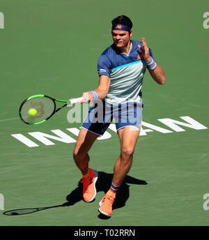 Kalifornien, USA. 16 Mär, 2019. Kanadas Milos Raonic liefert einen Schuß zu Österreichs Dominic Thiem während der Männer singles im Halbfinale an der BNP Paribas Open Tennis Turnier in Kalifornien, USA, 16. März 2019. Milos Raonic verloren 1-2. Credit: Li Ying/Xinhua/Alamy leben Nachrichten Stockfoto