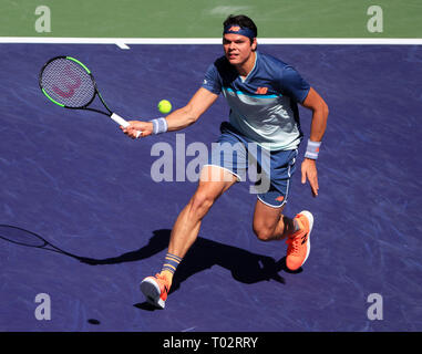 Kalifornien, USA. 16 Mär, 2019. Kanadas Milos Raonic liefert einen Schuß zu Österreichs Dominic Thiem während der Männer singles im Halbfinale an der BNP Paribas Open Tennis Turnier in Kalifornien, USA, 16. März 2019. Milos Raonic verloren 1-2. Credit: Li Ying/Xinhua/Alamy leben Nachrichten Stockfoto