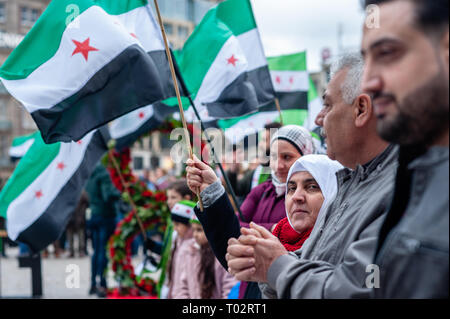 Amsterdam, Niederlande. 16. März 2019. Eine Gruppe von syrischen Leute gesehen, die syrischen Flaggen während der Demonstration. Die syrischen Gemeinde in den Niederlanden nahm den Platz Dam entfernt im Zentrum von Amsterdam für Freiheit und Menschenwürde zu verlangen nach 40 Jahren repressive Diktatur. Vor acht Jahren, fing eine Revolution in Syrien. Die Proteste ein Bürgerkrieg, der Millionen Vertriebenen hat, was zu einer der größten humanitären Flüchtlingskrise in der modernen Geschichte. Credit: SOPA Images Limited/Alamy leben Nachrichten Stockfoto