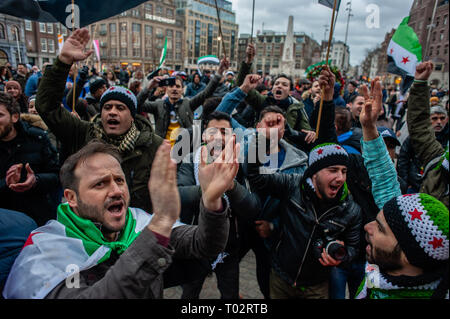 Amsterdam, Niederlande. 16. März 2019. Eine Gruppe von syrischen Männer gesehen, singen Lieder während der Demonstration. Die syrischen Gemeinde in den Niederlanden nahm den Platz Dam entfernt im Zentrum von Amsterdam für Freiheit und Menschenwürde zu verlangen nach 40 Jahren repressive Diktatur. Vor acht Jahren, fing eine Revolution in Syrien. Die Proteste ein Bürgerkrieg, der Millionen Vertriebenen hat, was zu einer der größten humanitären Flüchtlingskrise in der modernen Geschichte. Credit: SOPA Images Limited/Alamy leben Nachrichten Stockfoto