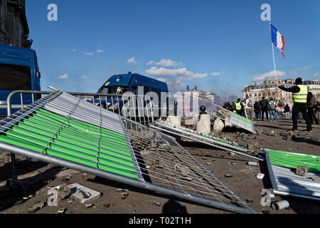 Paris, Frankreich. 16 Mär, 2019. Gelb Demonstration für das 18. mal in der Avenue des Champs Elysées, am 16. März 2019 in Paris, Frankreich. Quelle: Bernard Menigault/Alamy leben Nachrichten Stockfoto