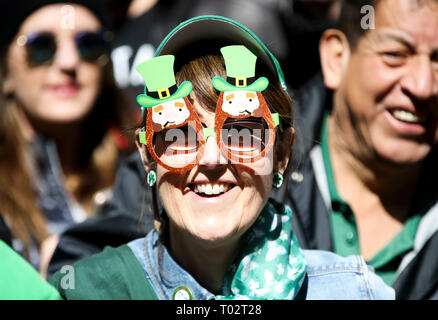 Peking, USA. 16 Mär, 2019. Eine Frau schaut den St. Patrick's Day Parade in New York, USA, am 16. März 2019. Hunderttausende von Menschen entlang der New Yorker Fifth Avenue versammelt, um den St. Patrick's Day Parade am Samstag zu sehen. Der St. Patrick's Day wird am 17. März markiert. Credit: Wang Ying/Xinhua/Alamy leben Nachrichten Stockfoto