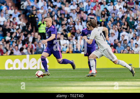 Madrid, Spanien. 16. März 2019. Von Real Madrid Luka Modric und Real Club Celta de Vigo Stanislav Lobotka in Aktion während der La Liga Match zwischen Real Madrid und Real Club Celta de Vigo in Santiago Bernabeu in Madrid, Spanien. Credit: SOPA Images Limited/Alamy leben Nachrichten Stockfoto