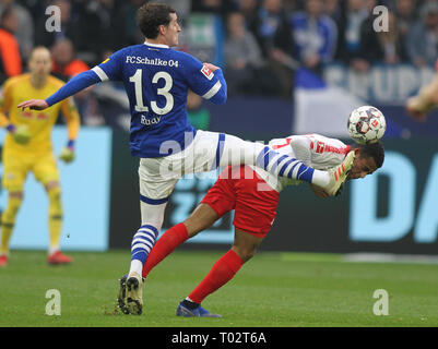 Gelsenkirchen, Deutschland. 16. März 2019. Tyler Adams von Leipzig, rechts, und Sebastian Rudy von Schalke 04 sind in der deutschen Bundesliga Fußballspiel zwischen dem FC Schalke 04 und RB Leipzig in Gelsenkirchen gesehen. (Endstand; FC Schalke 0:1 RB Leipzig) Credit: SOPA Images Limited/Alamy leben Nachrichten Stockfoto