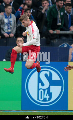 Gelsenkirchen, Deutschland. 16. März 2019. Der Leipziger deutschen vorwärts Timo Werner gesehen Feiern nach dem Scoring der 0-1 während der deutschen Bundesliga Fußballspiel zwischen dem FC Schalke 04 und RB Leipzig in Gelsenkirchen. (Endstand; FC Schalke 0:1 RB Leipzig) Credit: SOPA Images Limited/Alamy leben Nachrichten Stockfoto