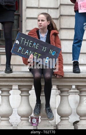 Ein Student gesehen mit einem Plakat Lesen "Es gibt keinen Planet b" während der Protest ist. Hunderte von jungen Menschen im Parlament Platz versammelt, das globale Klima Streik und fordern von der Regierung und der Politiker direkte Aktionen, die zur Bekämpfung des Klimawandels. Studenten in mehr als 100 Ländern waren in den Straßen in einem Klima globale Streik zu beteiligen. Stockfoto