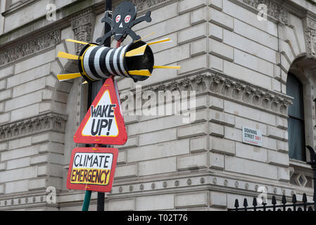 Schild "Wake up Klima Not "außerhalb der Downing Street während des Protestes gesehen. Hunderte von jungen Menschen im Parlament Platz versammelt, das globale Klima Streik und fordern von der Regierung und der Politiker direkte Aktionen, die zur Bekämpfung des Klimawandels. Studenten in mehr als 100 Ländern waren in den Straßen in einem Klima globale Streik zu beteiligen. Stockfoto