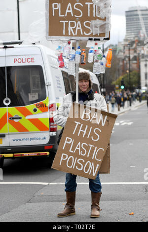 Demonstrant gesehen Plakate lesen' Kunststoff Papierkorb'' Verbot dieser Kunststoff Gift' Während des Protestes. Hunderte von jungen Menschen im Parlament Platz versammelt, das globale Klima Streik und fordern von der Regierung und der Politiker direkte Aktionen, die zur Bekämpfung des Klimawandels. Studenten in mehr als 100 Ländern waren in den Straßen in einem Klima globale Streik zu beteiligen. Stockfoto