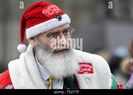 Der ustaina Claus' Während des Protestes gesehen. Hunderte von jungen Menschen im Parlament Platz versammelt, das globale Klima Streik und fordern von der Regierung und der Politiker direkte Aktionen, die zur Bekämpfung des Klimawandels. Studenten in mehr als 100 Ländern waren in den Straßen in einem Klima globale Streik zu beteiligen. Stockfoto