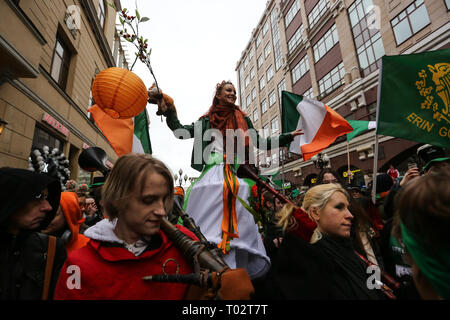 Moskau, Russland. 16. März 2019. Die Teilnehmer werden gesehen, spielen traditionelle Musik, wie sie Teil während der Feier St. Patrick's Day Arbat Straße in Moskau zu markieren. St. Patrick's Day ist ein kulturelles Fest findet jedes Jahr am 17. März die traditionelle Todesdatum des Heiligen Patrick die Linie Schutzpatron von Irland zu markieren. Credit: SOPA Images Limited/Alamy leben Nachrichten Stockfoto