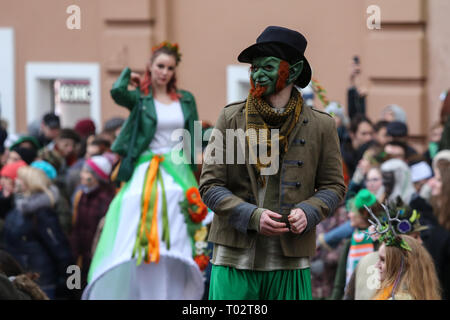 Moskau, Russland. 16. März 2019. Die Teilnehmer werden gesehen, verkleidet als Teil während der Feier Saint Patrick's Day Arbat Straße in Moskau zu markieren. St. Patrick's Day ist ein kulturelles Fest findet jedes Jahr am 17. März die traditionelle Todesdatum des Heiligen Patrick die Linie Schutzpatron von Irland zu markieren. Credit: SOPA Images Limited/Alamy leben Nachrichten Stockfoto