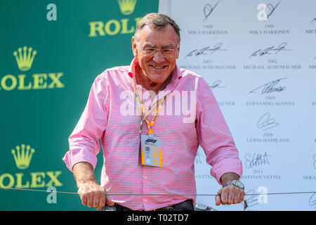 Melbourne, Australien. 17. März 2019. FIA-Formel-1-Weltmeisterschaft 2019 - Formel Eins Rolex Grand Prix von Australien. Supercars Legende Larry Perkins auf der Bühne der Larry Perkins Trophäe zu Nr. 55 Chaz Mostert Racing für die Supercheap Auto Racing Team - Tickford Racing nach Rennen sechs der Jungfrau australische Supercars Meisterschaft präsentieren. Credit: Brett Keating/Alamy leben Nachrichten Stockfoto