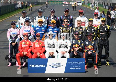 Albert Park, Melbourne, Australien. 17 Mär, 2019. Treiber stellen für den Start der Saison Gruppenfoto auf der Zielgeraden an der 2019 australischen Formel 1 Grand Prix im Albert Park in Melbourne, Australien. Sydney Low/Cal Sport Media/Alamy leben Nachrichten Stockfoto