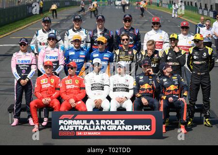 Albert Park, Melbourne, Australien. 17 Mär, 2019. Treiber stellen für den Start der Saison Gruppenfoto auf der Zielgeraden an der 2019 australischen Formel 1 Grand Prix im Albert Park in Melbourne, Australien. Sydney Low/Cal Sport Media/Alamy leben Nachrichten Stockfoto