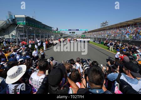 Albert Park, Melbourne, Australien. 17 Mär, 2019. Treiber und der FIA für ein Gruppenfoto ihr Kollege Charlie Whiting, der in Melbourne starb vor dem Start des Rennens auf der Zielgeraden an der 2019 australischen Formel 1 Grand Prix im Albert Park, Melbourne, Australien zu erinnern. Sydney Low/Cal Sport Media/Alamy leben Nachrichten Stockfoto