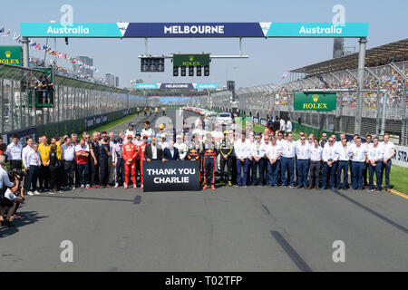 Albert Park, Melbourne, Australien. 17 Mär, 2019. Treiber und der FIA für ein Gruppenfoto ihr Kollege Charlie Whiting, der in Melbourne starb vor dem Start des Rennens auf der Zielgeraden an der 2019 australischen Formel 1 Grand Prix im Albert Park, Melbourne, Australien zu erinnern. Sydney Low/Cal Sport Media/Alamy leben Nachrichten Stockfoto