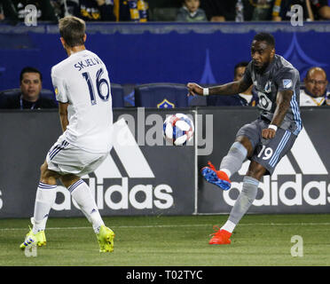 Los Angeles, Kalifornien, USA. 16 Mär, 2019. Minnesota United defender Romain Metanire (19) von Madagaskar schießt während der 2019 Major League Soccer (MLS) Übereinstimmung zwischen LA Galaxy und Minnesota United in Los Angeles, Kalifornien, 16. März 2019. Credit: Ringo Chiu/ZUMA Draht/Alamy leben Nachrichten Stockfoto