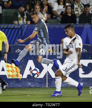 Los Angeles, Kalifornien, USA. 16 Mär, 2019. Minnesota United Mittelfeldspieler Miguel Ibarra (10) kickt den Ball gegen LA Galaxy Defender Diego Polenta (3) Uruguay während der 2019 Major League Soccer (MLS) Übereinstimmung zwischen LA Galaxy und Minnesota United in Los Angeles, Kalifornien, 16. März 2019. Credit: Ringo Chiu/ZUMA Draht/Alamy leben Nachrichten Stockfoto