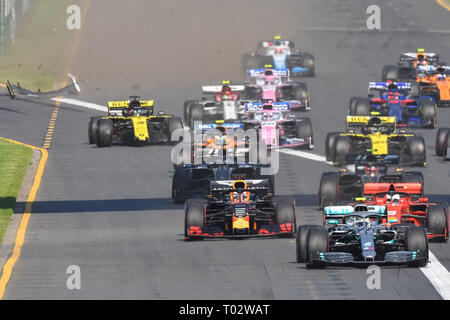 Albert Park, Melbourne, Australien. 17 Mär, 2019. Daniel Ricciardo (AUS) #3 aus dem Renault F1 Team stürzt beim Start der 2019 australischen Formel 1 Grand Prix im Albert Park in Melbourne, Australien. Sydney Low/Cal Sport Media/Alamy leben Nachrichten Stockfoto