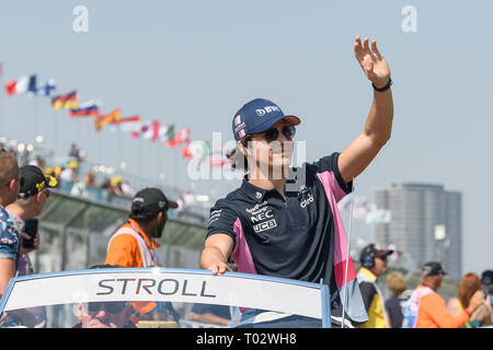 Albert Park, Melbourne, Australien. 17 Mär, 2019. Lance Spazieren (können) #18 aus dem Racing Point F1 Team Wellen auf die Masse während des Treiber Parade vor dem Beginn der 2019 australischen Formel 1 Grand Prix im Albert Park in Melbourne, Australien. Sydney Low/Cal Sport Media/Alamy leben Nachrichten Stockfoto