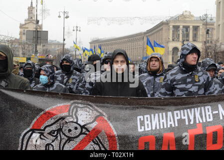 Kiew, Ukraine. 16. März 2019. Rechten Nationalisten Protest der Ukrainische Präsident Порошенко in Kiew, Ukraine. Nach oben von 2-3.000 Nationalisten zogen vom Platz der Unabhängigkeit in die Presidential Verwaltungsgebäude und gefüllte Schweine an der Polizei und Nationalgarde geschleudert. Nationale Korps partei Mitglied und Mitglied des Parlaments Andrei Bilezki redete zu seinen Anhängern von meist junge Männer in Uniformen und verschiedene neo Nazi Symbolen gekleidet. Credit: Mario Montoya/Alamy leben Nachrichten Stockfoto