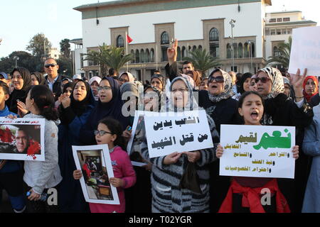 Casablanca, Marokko. . 17 Mär, 2019. Menschen rufen Slogans und halten Plakate während eines Protestes in Casablanca, Marokko. , Marokko, am 16. März 2019. Hunderte von marokkanern am Samstag zwei gehalten Sit-ins in der Hauptstadt Rabat und Casablanca, Marokko. Die Terroranschläge auf zwei Moscheen in Neuseeland zu verurteilen. Quelle: Xinhua/Alamy leben Nachrichten Stockfoto