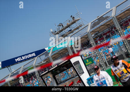 Melbourne, Australien. 17. März 2019. Medien Türme und Tribüne während der Formel 1 Rolex Grand Prix von Australien 2019 im Albert Park See, Australien am 17. März 2019. Credit: Dave Hewison Sport/Alamy leben Nachrichten Stockfoto