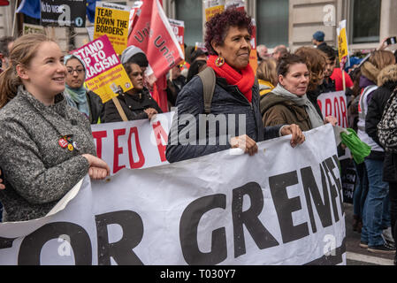 London, Großbritannien. 16. März 2019. Moyra Samuels hält die Grenfell Banner im März von Tausenden durch London auf UN-Anti-rassismus Tag zu sagen 'Nein zum Rassismus, Faschismus und die Flüchtlinge sind hier Willkommen", zur Solidarität mit den Opfern rassistischer Angriffe einschließlich gestern Christchurch Moschee zeigen und Islamfeindlichkeit, Hass, Verfolgung und rassistischer Politik in Großbritannien und anderswo zu widersetzen. Die Demonstranten trafen sich in der Park Lane, wo es eine Reihe von Reden vor dem Marsch zu einer Kundgebung in Whitehall. Märsche fand in anderen Städten rund um die Welt, auch in Glasgow und Cardiff. Peter Marshall / Stockfoto