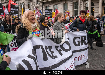 London, Großbritannien. 16. März 2019. Gerechtigkeit für Grenfell Banner im März von Tausenden durch London auf UN-Anti-rassismus Tag zu sagen 'Nein zum Rassismus, Faschismus und die Flüchtlinge sind hier Willkommen", zur Solidarität mit den Opfern rassistischer Angriffe einschließlich gestern Christchurch Moschee zeigen und Islamfeindlichkeit, Hass, Verfolgung und rassistischer Politik in Großbritannien und anderswo zu widersetzen. Die Demonstranten trafen sich in der Park Lane, wo es eine Reihe von Reden vor dem Marsch zu einer Kundgebung in Whitehall. Märsche fand in anderen Städten rund um die Welt, auch in Glasgow und Cardiff. Peter Marshall / alamy Live N Stockfoto