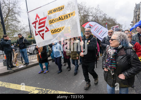 London, Großbritannien. 16. März 2019. David Rosenberg hält eine Seite der Jüdischen Sozialistischen Fraktion Banner auf der März von Tausenden März durch London auf UN-Anti-rassismus Tag zu sagen 'Nein zum Rassismus, Faschismus und die Flüchtlinge sind hier Willkommen", Solidarität mit den Opfern rassistischer Angriffe einschließlich gestern Christchurch Moschee Angriff zu zeigen und Islamfeindlichkeit, Hass, Verfolgung und rassistischer Politik in Großbritannien und anderswo zu widersetzen. Die Demonstranten trafen sich in der Park Lane, wo es eine Reihe von Reden vor dem Marsch zu einer Kundgebung in Whitehall. Märsche fand in anderen Städten rund um die Welt einschließlich Gl Stockfoto