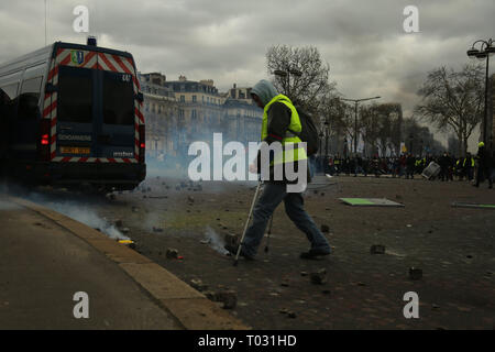 Paris, Frankreich. 16. März 2019. Gewalt in Paris im 18. aufeinander folgenden Wochenende im Gelb Protest ausbrechen, mit Tausenden von Demonstranten auf der Champs Elysees und der Avenue abbiegen auf einem Schlachtfeld, als die Demonstranten zerstörten und plünderten Geschäfte im Protest gegen Steuer- und Wirtschaftspolitik der französische Präsident. Eine Bank und zwei zeitungskioske wurden in Flammen, während ein Restaurant und einige Geschäfte Windows zertrümmert wurden. Credit: ZUMA Press, Inc./Alamy leben Nachrichten Stockfoto