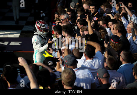 Melbourne, Australien. 17 Mär, 2019. Mercedes Pilot Lewis Hamilton (L) von Großbritannien reagiert nach dem Formel 1 Grand Prix von Australien 2019 im Albert Park in Melbourne, Australien, 17. März 2019. Credit: Bai Xuefei/Xinhua/Alamy leben Nachrichten Stockfoto