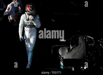 Melbourne, Australien. 17 Mär, 2019. Mercedes Pilot Lewis Hamilton (L) von Großbritannien reagiert nach dem Formel 1 Grand Prix von Australien 2019 im Albert Park in Melbourne, Australien, 17. März 2019. Credit: Bai Xuefei/Xinhua/Alamy leben Nachrichten Stockfoto