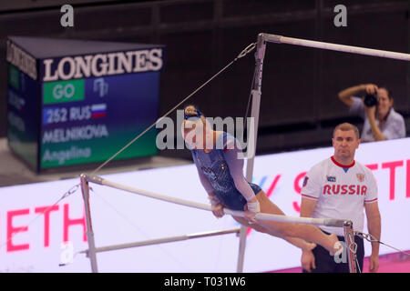 Stuttgart, Deutschland. 16. März 2019. Angelina Melnikova auf unebenen parallel Bars an der EnBW DTB-Pokal in Stuttgart, Deutschland 2019. Quelle: Michael Liebrecht/Alamy leben Nachrichten Stockfoto